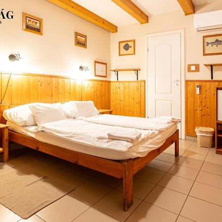 Bed and Breakfast Vadvirag Vendeglo Es Fogado Tatabánya Exterior foto
