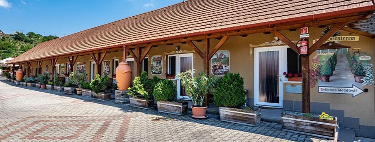 Bed and Breakfast Vadvirag Vendeglo Es Fogado Tatabánya Exterior foto